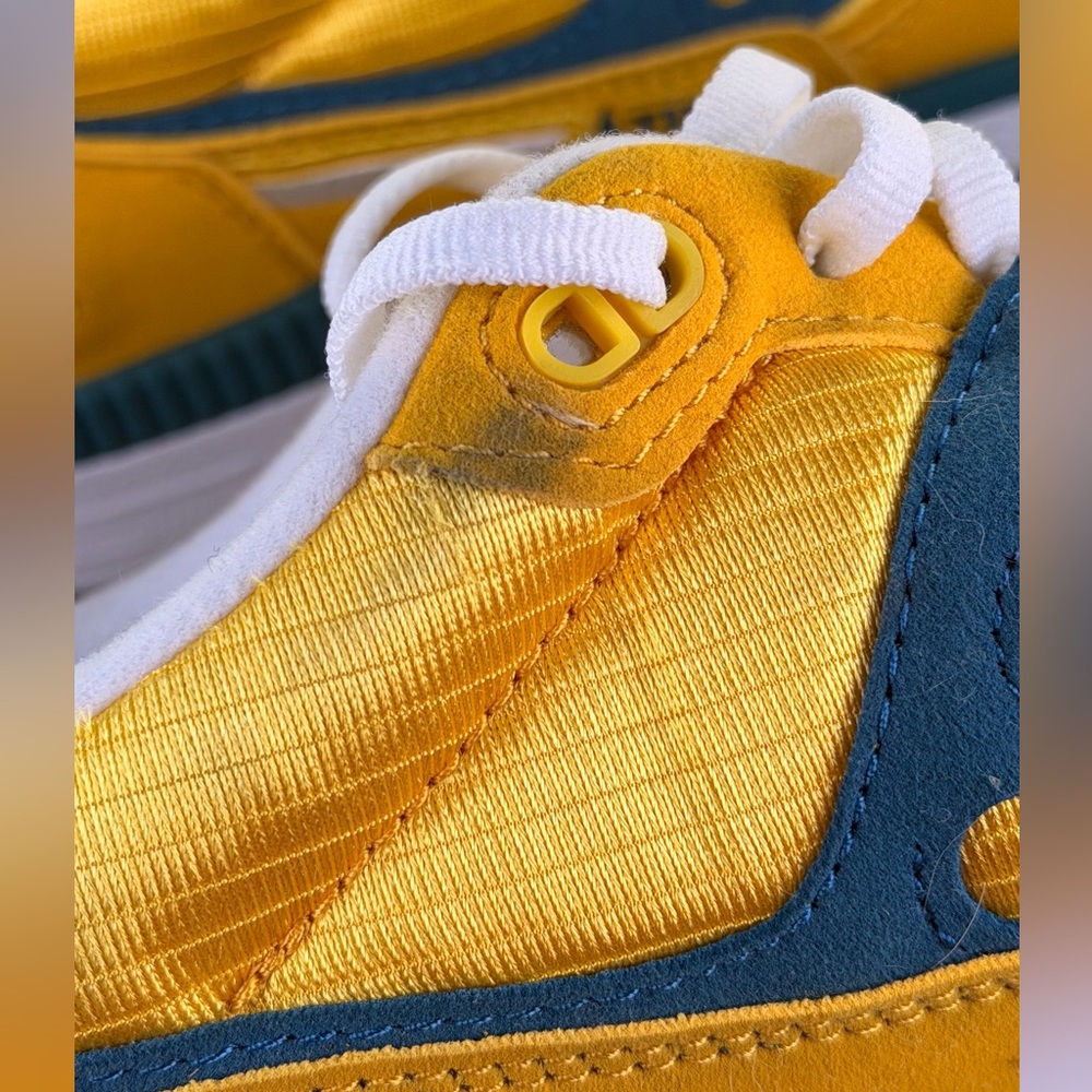Like New Saucony Azura Sneaker - Picture 13 of 16